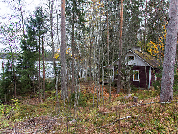 M&ouml;kki Keravanj&auml;rven rannalla